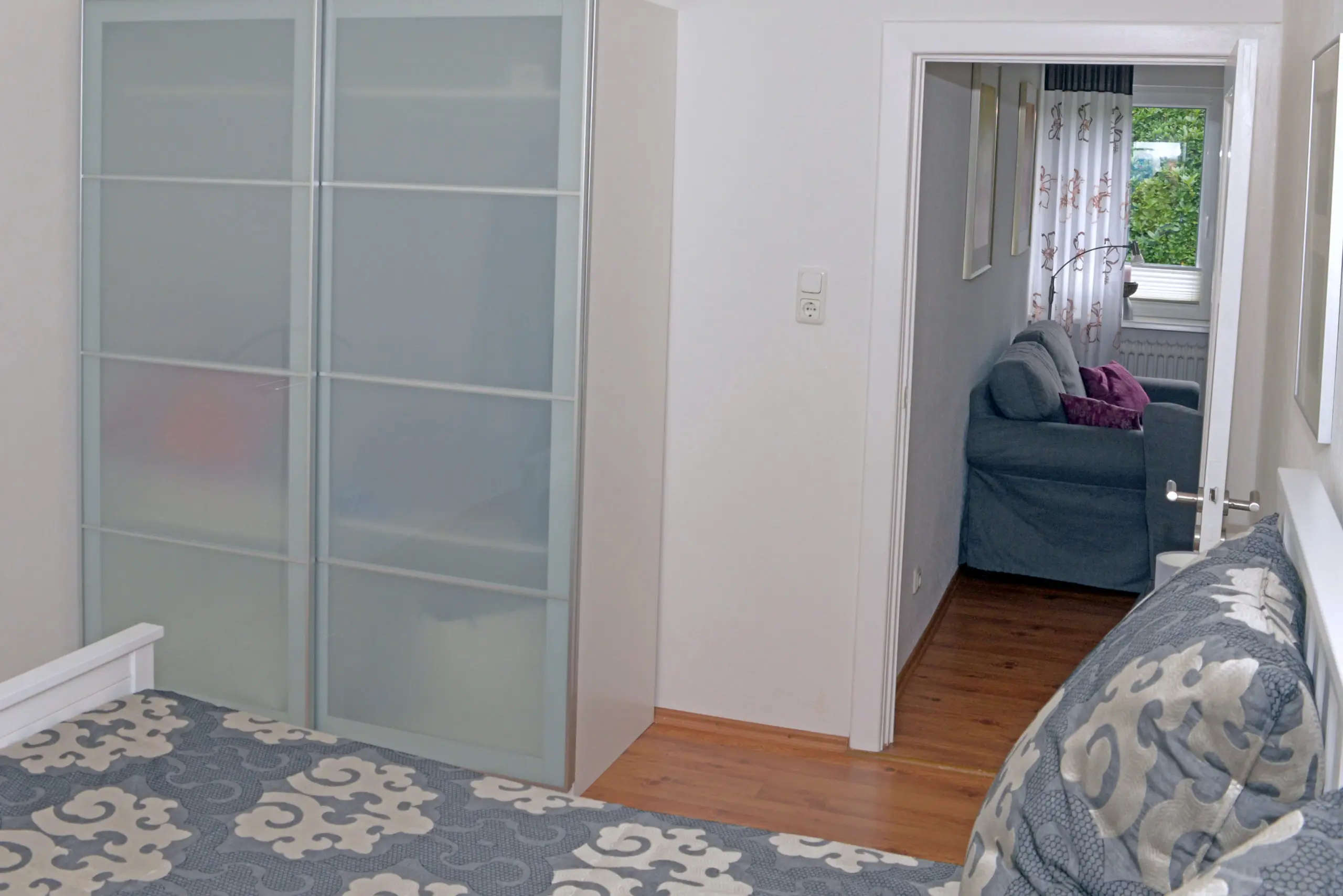 Schlafzimmer mit Kleiderschrank