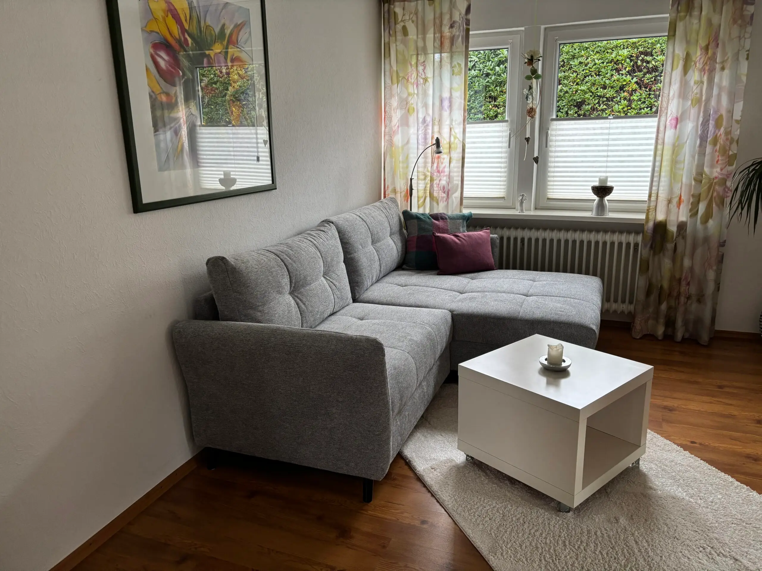 Wohnzimmer mit Blick zum Fenster