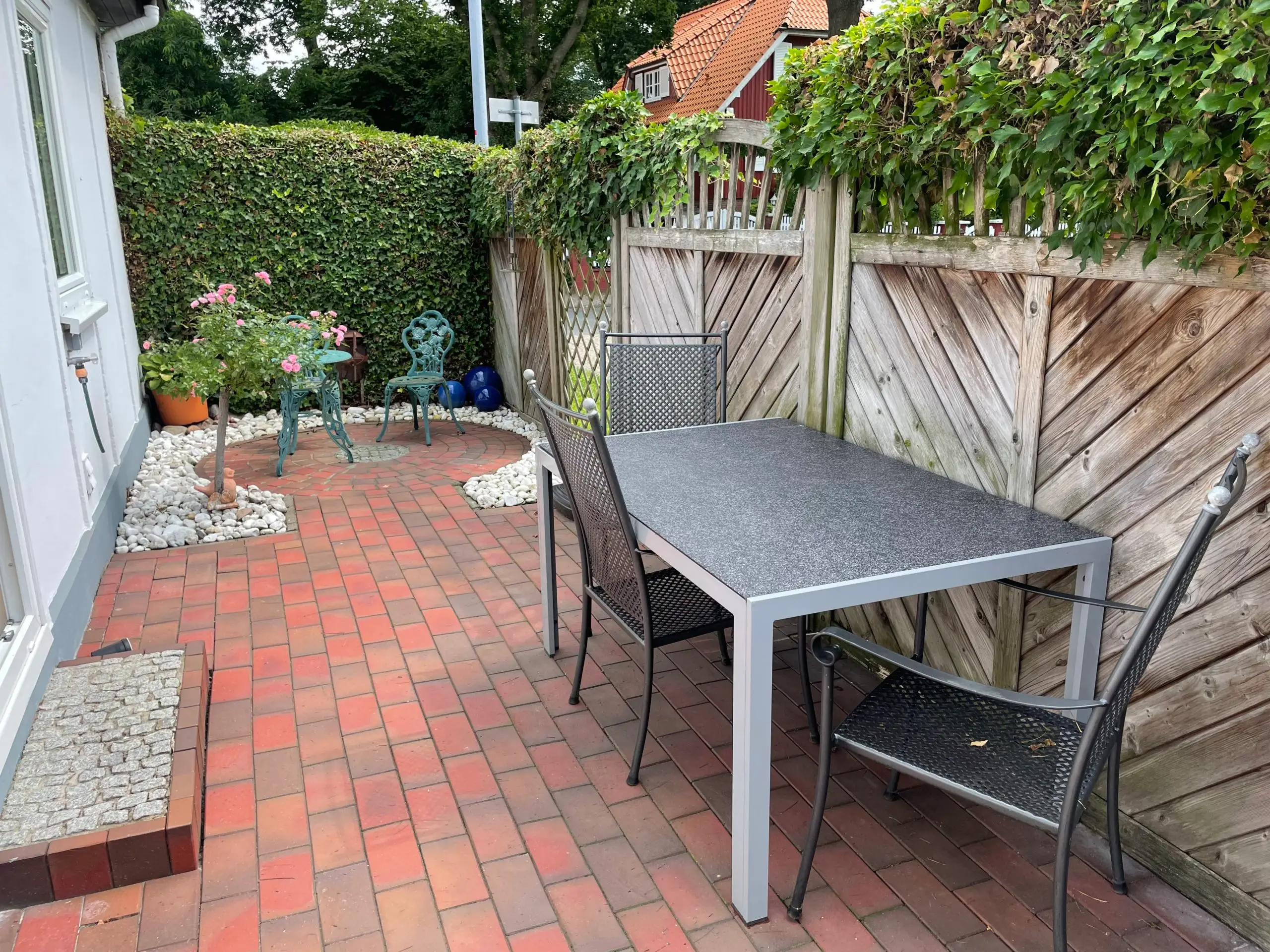 Terrasse mit Tisch und Stühlen
