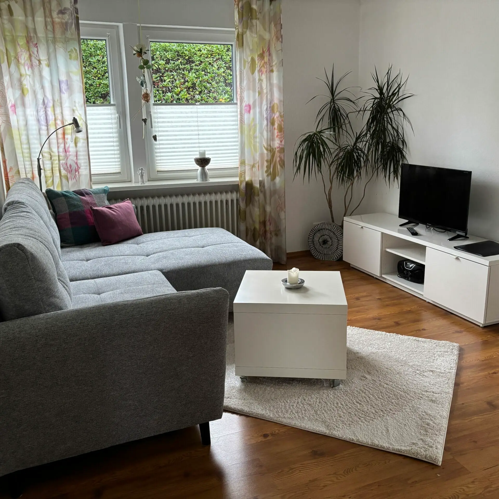Wohnzimmer mit Sofa und Fernseher