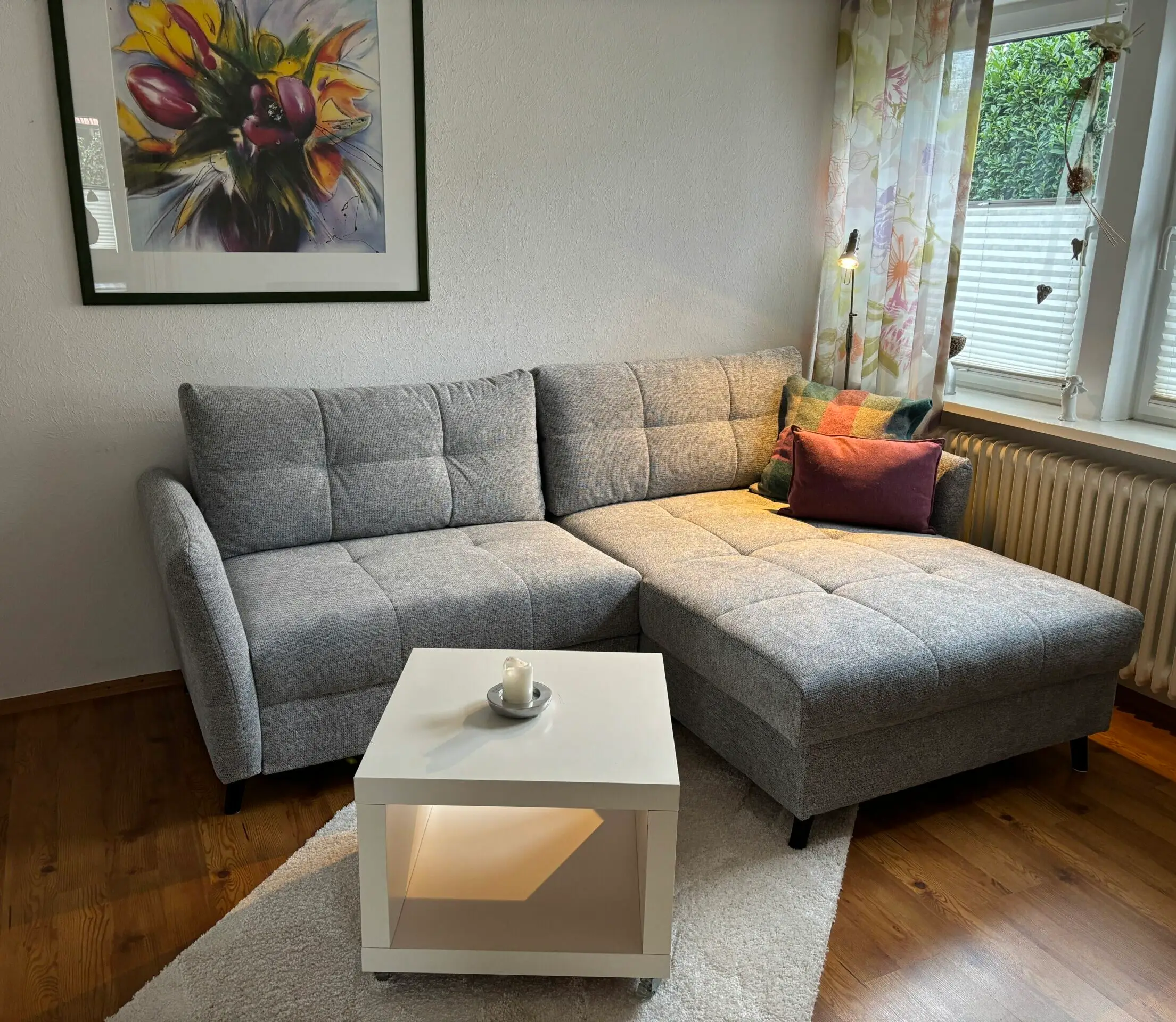 Wohnzimmer mit Ecksofa und Couchtisch